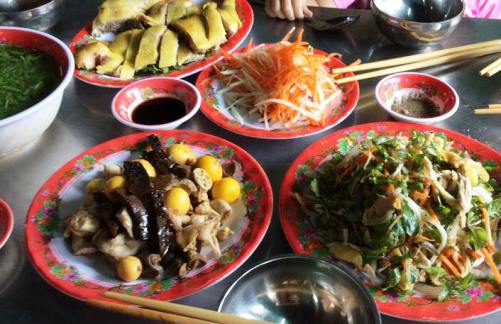 Cơm gà bà Buội trên phố Phan Chu Trinh nổi tiếng xa gần.